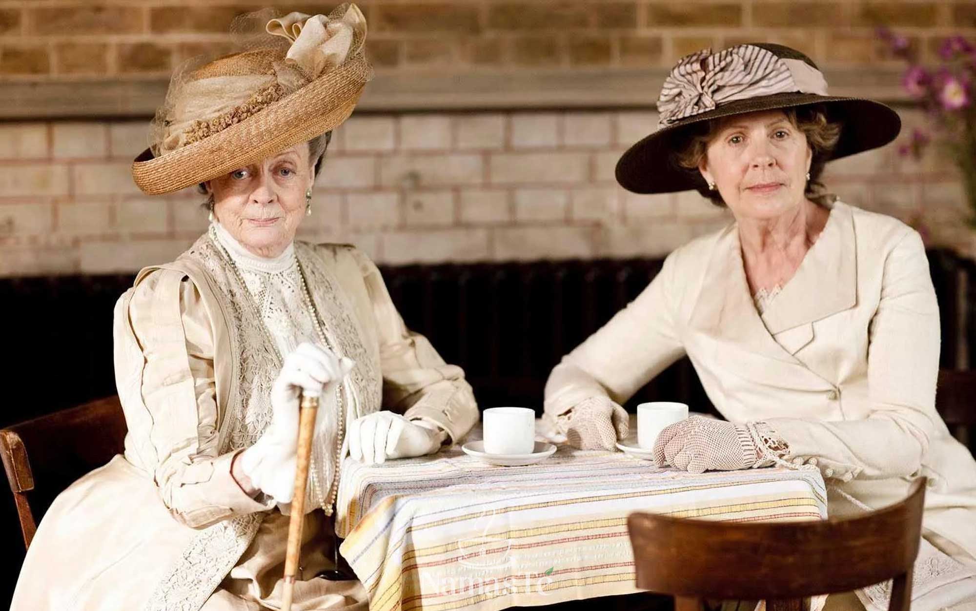 Downton Abbey Serie Maggie Smith escena de té