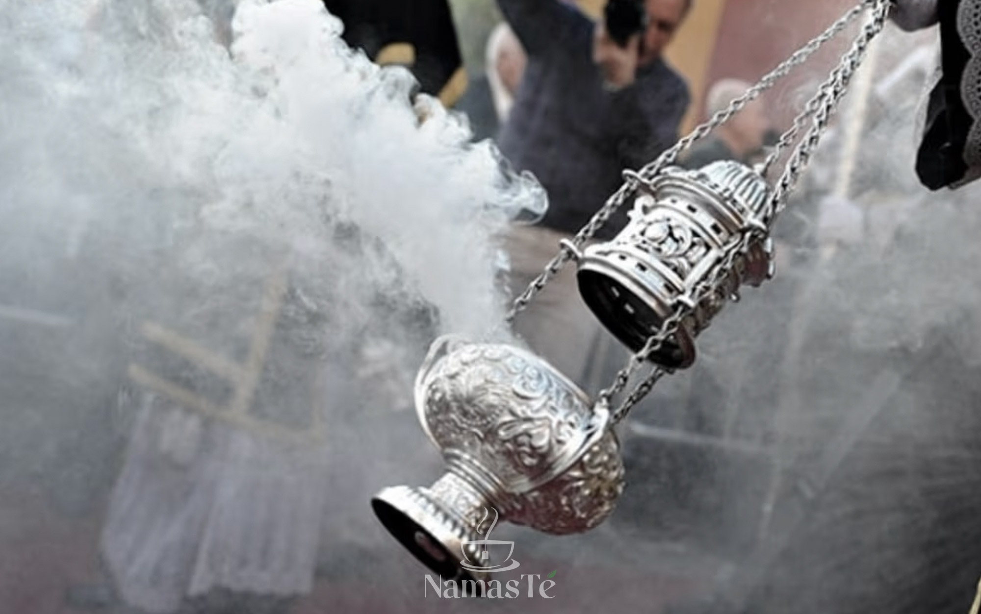 Las calles se llenan de ese aroma denso, ligeramente dulce, que parece quedarse suspendido entre balcones y fachadas.